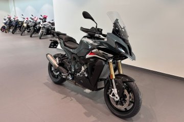 2026 BMW S1000XR Sage Green Akrapovic Kute felgi Carbon Billet Pack